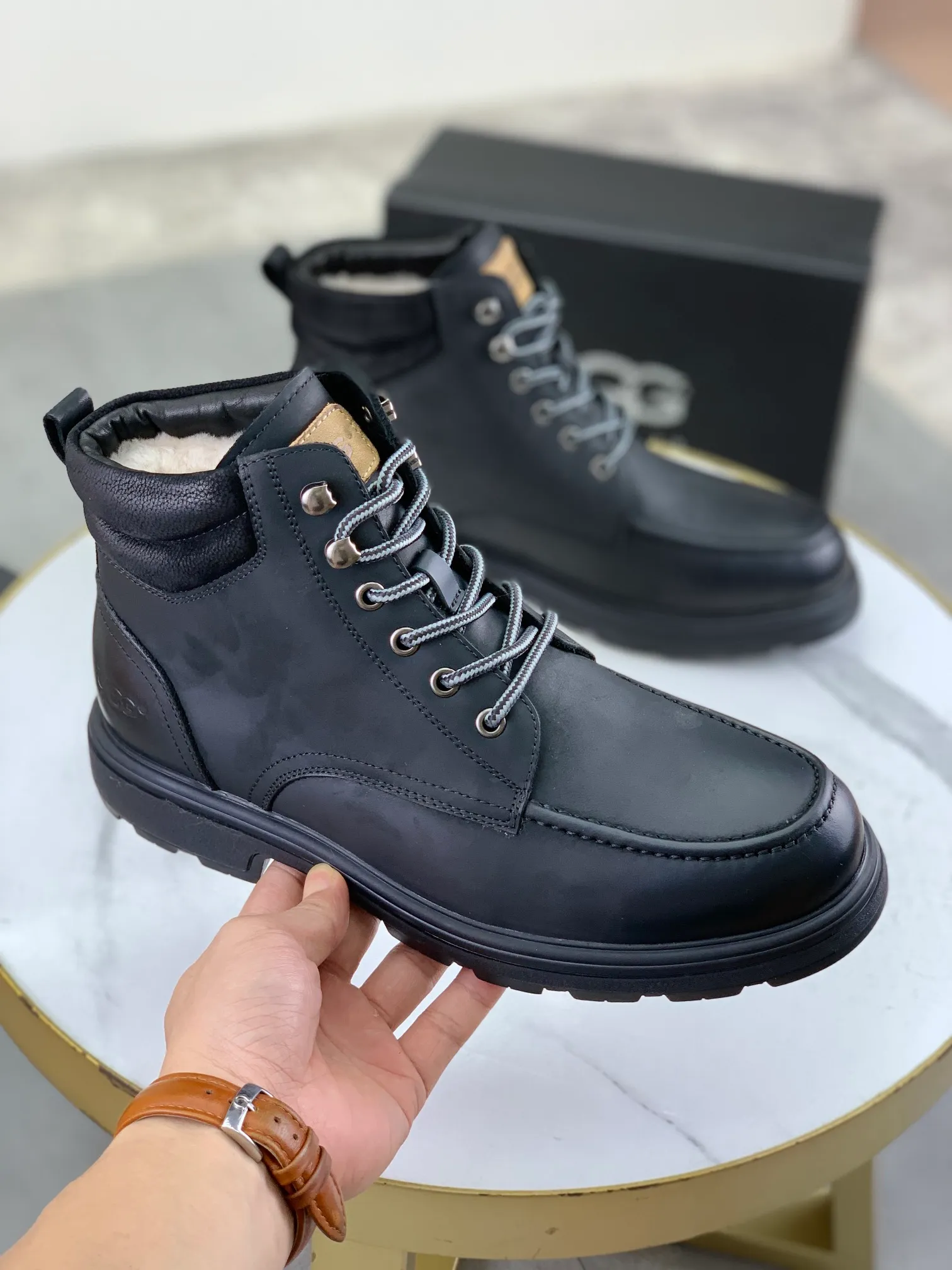 Factory price P640 💶[UGG] (full wool lining) Top-end high-quality fur integrated warm snow boots from Australia's warm luxury men's shoes brand, UGG-5877 official website synchronized, made of imported cowhide, carefully sewn...Imported rubber outsole (comfortable, soft, wear-resistant) The quality is really great...Exquisite workmanship, you can't put it down at first sight, code number: 39-44 Color: 3️⃣colors available